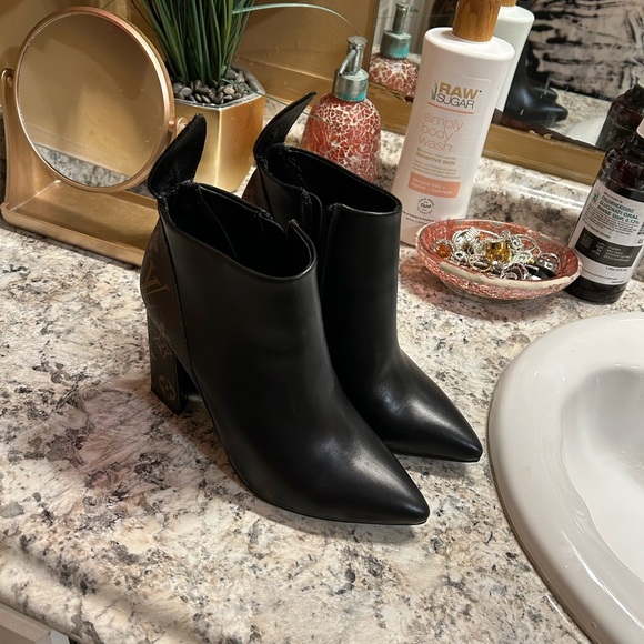Louis Vuitton Ankle Boots. - Picture 2 of 5